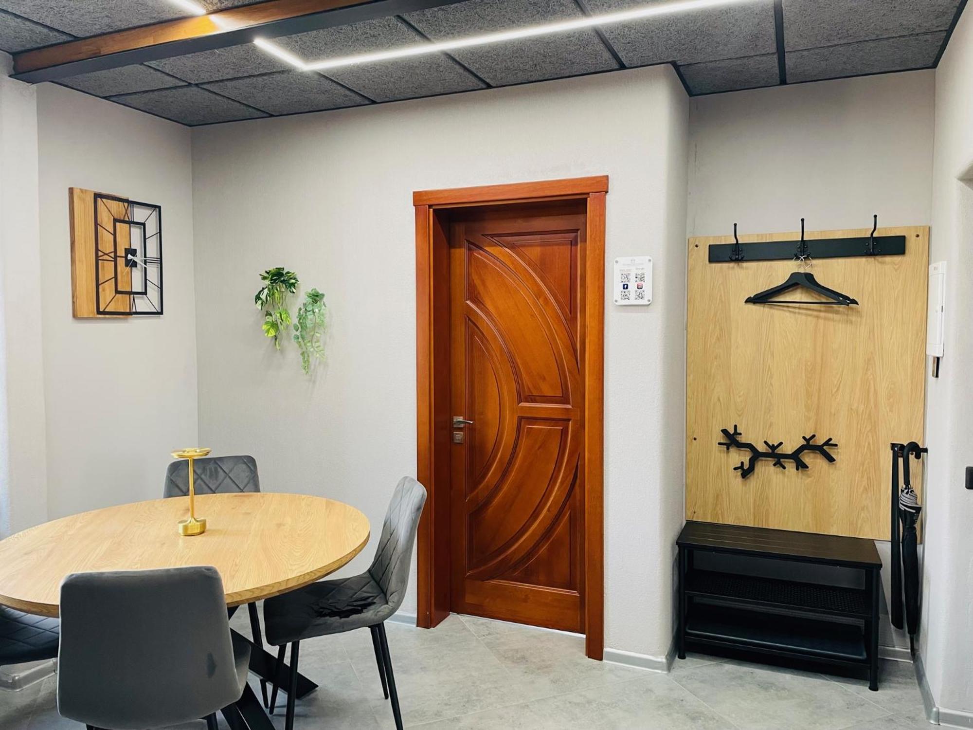 Brivibas - East / West, Free Privat Parking, Free Wifi, Self Check-in Apartment Riga