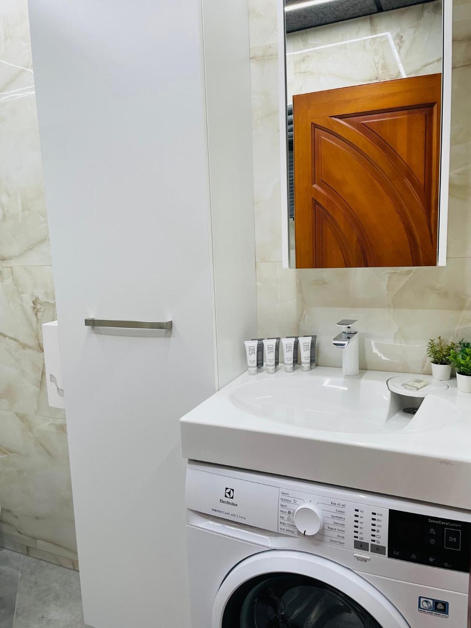 Apartment Brivibas - East / West, Free Privat Parking, Free Wifi, Self Check-in Riga